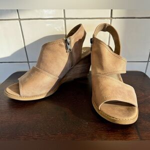 Very G Tan Wedge Sandals Women 8.5